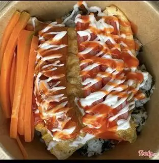 Hình ảnh Cơm trộn xúc xích thanh cua sốt Mayonnaise.
