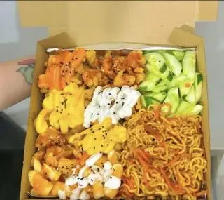 Hình ảnh box gà 6 vị + mỳ siukay