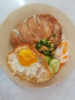 Cơm Sườn Ốp La - 42.000 ₫ tại Cơm Tấm & Bún Thịt Nướng 117 - Hoàng Hoa Thám