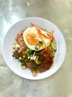 Cơm sườn ốp la - 67.000 ₫ tại Cơm Tấm Hương - Chung Cư Ngô Gia Tự