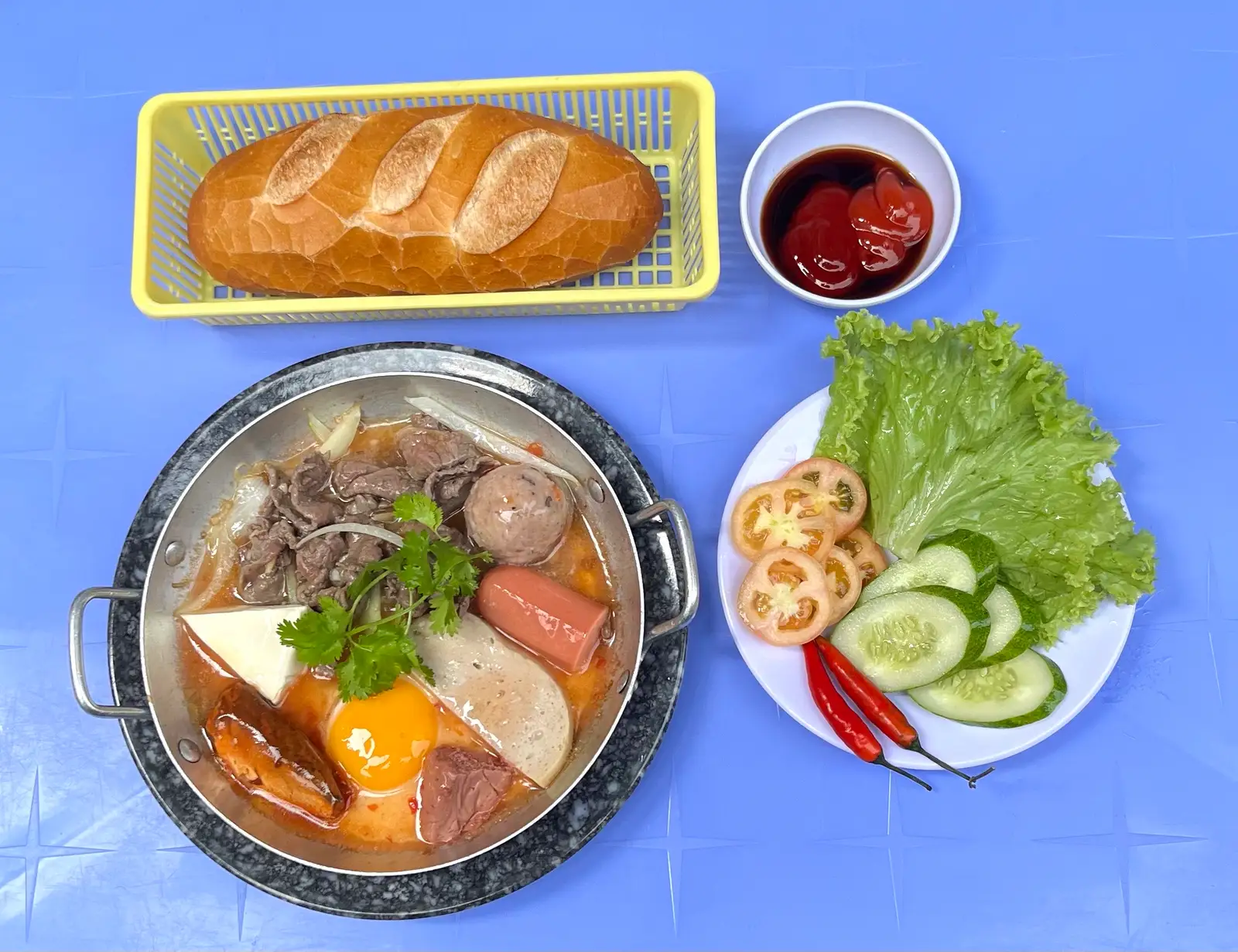 Đặc biệt: Bò - Trứng - Pate - Chả - Xúc xích - Phô mai - Xíu mại - Cá hộp - 69.000 ₫ tại Bò Né & Bánh Mì Chảo A Kiệt - Phạm Thế Hiển