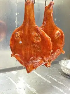 Hình ảnh Vịt quay da giòn nguyên con