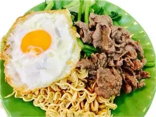 mì gói xào bò trứng - 39.900 ₫ tại Bột Chiên Má Hải - Minh Phụng
