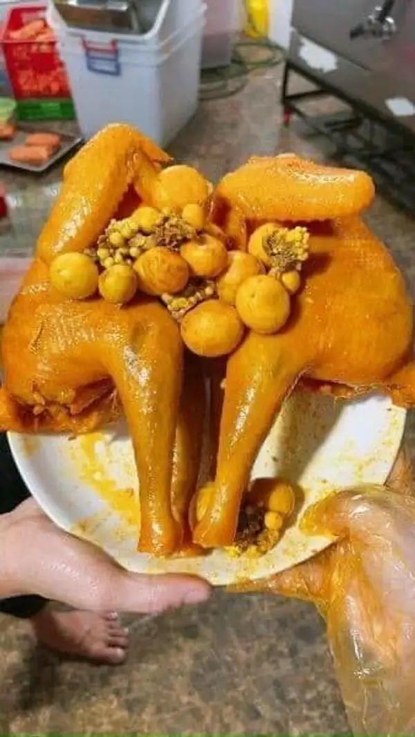 Hình ảnh Nguyên con Gà ủ muối XÔNG KHÓI ôm trứng non (không đầu&chân) - CHẶT SẴN