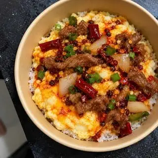 Hình ảnh cơm phủ trứng bò xào
