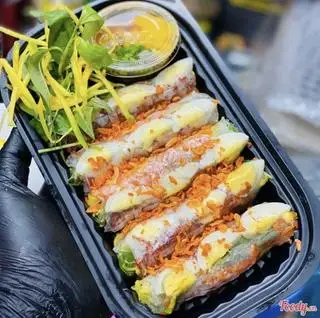 Hình ảnh Bánh tráng cuộn sốt me trứng lòng đào