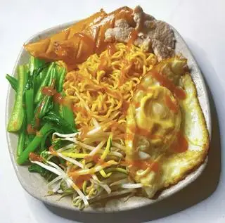 Hình ảnh mì trộn trứng xúc xích 