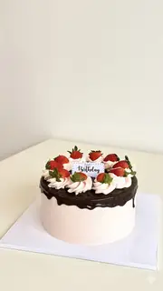 Bánh kem sinh nhật Socola chảy mix dâu tươi - size 16cm - 380.000 ₫ tại Susan bakes - Bánh Sinh Nhật - Huỳnh Tấn Phát