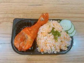 Hình ảnh Cơm gà da giòn đùi sốt mắm tỏi