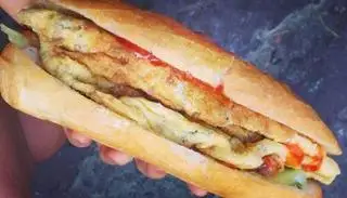 Hình ảnh Bánh mì thịt nướng + trứng cuộn & pate