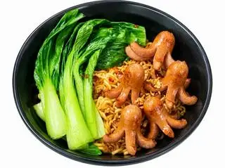 Hình ảnh Mì trộn xúc xích 