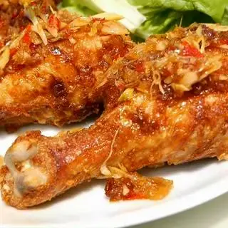 Cơm chiên đùi gà tỏi chiên mắm - 55.000 ₫ tại Cơm Chiên Yến - Cơm Chiên Ba Rọi Nước Mắm, Cơm Gà Chiên Mắm & Mì Xào Bò - Trần Xuân Soạn