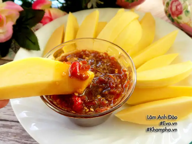 Hình ảnh Xoài xanh + sốt chấm thần thánh 
