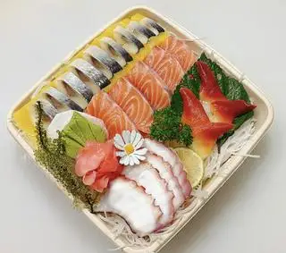Combo sashimi  5 ( mix 4 món)  - 328.000 ₫ tại  Sashimi House - Cá Hồi Nauy & Cá Trích Ép Trứng - Bùi Đình Túy