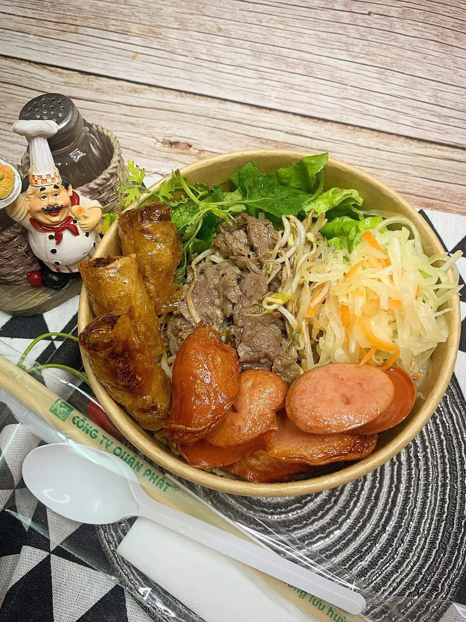 Hình ảnh Bún trộn đặc biệt xúc xích