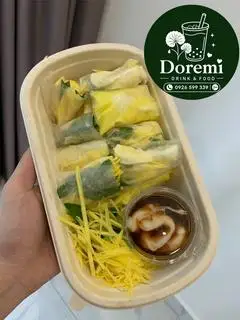 Hình ảnh Bánh tráng cuộn chấm sốt bò