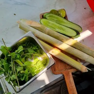 Mía ép dưa leo, chanh, rau húng - Sugar cane mixed cucumbers, lime, mint leaves  - 20.000 ₫ tại Cane - Mía Mix Nghê, Mía Mix Gừng & Mía Mix Củ Dền - Nguyễn Văn Hưởng