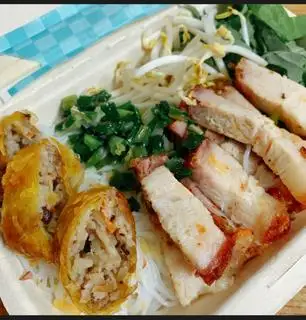Bánh cuốn trứng heo quay - 45.000 ₫ tại Bánh Cuốn Nóng 47 - Hòa Hưng