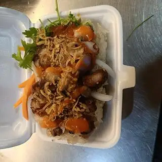 Xôi heo quay - 45.000 ₫ tại Bánh Mì Hà Nội - Bạch Đằng