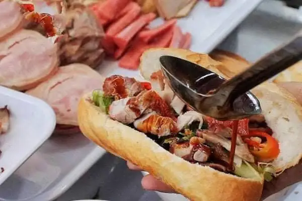 Bánh Mì Heo Quay Đặc Biệt - 33.000 ₫ tại Bánh Mì Hà Nội Bon Bon - Lê Đại Hành