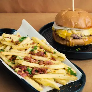 Hình ảnh Combo burger bò phô mai - khoai tây chiên