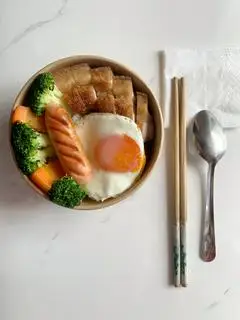 Hình ảnh Cơm thịt ba chỉ chiên