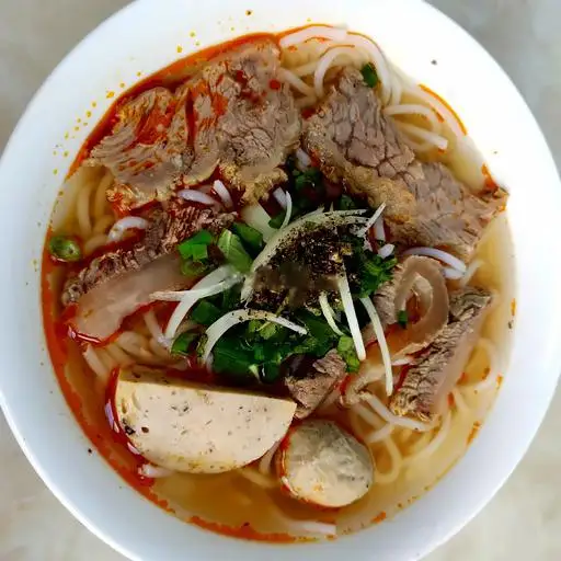 Bún bò nạm chả - 55.000 ₫ tại Bún Bò Cô Năm - Lê Văn Lương