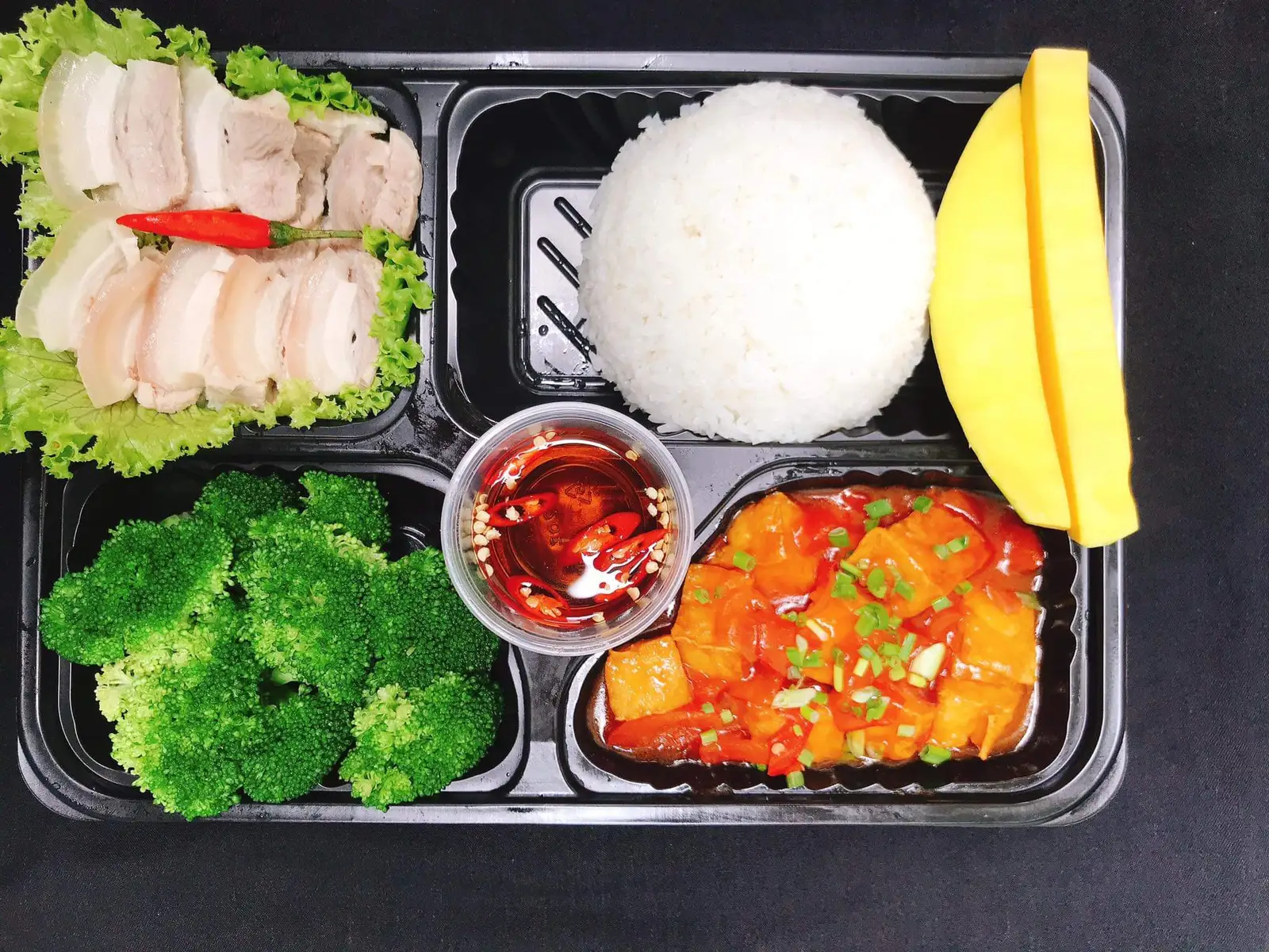 Hình ảnh Combo 13 : Combo cơm thịt luộc + đậu hũ sốt cà (kèm canh, rau, trái cây tráng miệng)