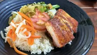 Hình ảnh Cơm tấm sườn cây nướng mật ong 