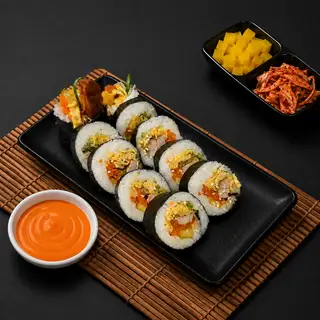Kimbap Heo Sốt Cay - 돼지고기김밥 - 59.000 ₫ tại Tiệm Mì Tương Đen Chaewon - Nguyễn Thiện Thuật