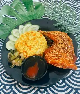 Hình ảnh Cơm gà cháy tỏi góc tư