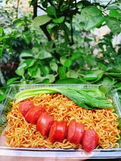 Mì Trộn Xúc Xích - 35.000 ₫ tại Chị Bầu Bánh Tráng & Trà Tắc - Phú Hữu