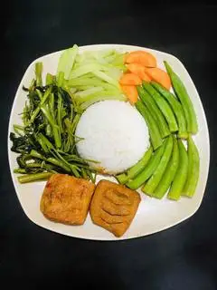 cơm thập cẩm+ sườn chiên sả  - 28.000 ₫ tại Cơm Chay Diệu Thiện - Nguyễn Xí