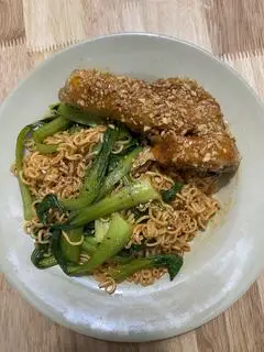 Hình ảnh Mì trộn đùi gà cháy tỏi