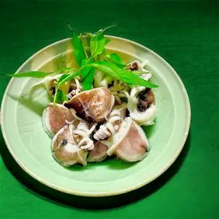 Mực bẩu luộc nước dừa - 39.000 ₫ tại Bánh Canh Cua & Súp Cua Măng Tây - Đường Số 4