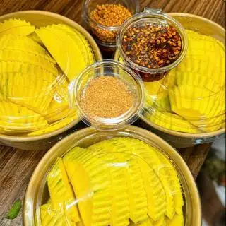 Hình ảnh Xoài tứ quý gọt sẵn - kèm muối chấm