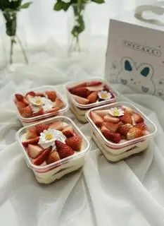 Tiramisu hủ vị dâu (nhỏ) - 57.600 ₫ tại Bánh Ngọt Mà Không Ngọt - Mì Cay, Tiramisu & Bánh kem - Gò Xoài