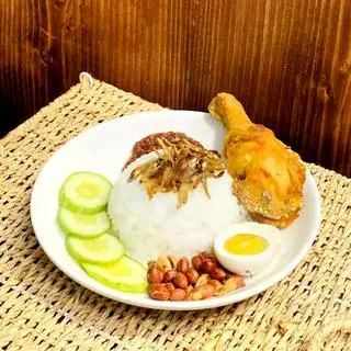 Hình ảnh Nasi lemak with fried chicken drumsticks (cơm dừa đùi)