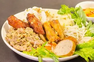 Bún thịt xào - nem nướng - 43.000 ₫ tại Bánh Cuốn Hà - Bùi Văn Thêm