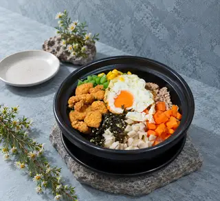Hình ảnh Cơm trộn gà viên- sốt để riêng