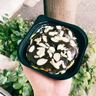 Hình ảnh crep sầu ngàn lớp bọc socola hạnh nhân 
