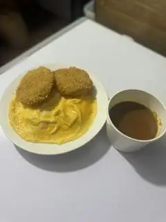 Hình ảnh Cơm cà ri trứng ommelet và hamberger Tôm chiên xù