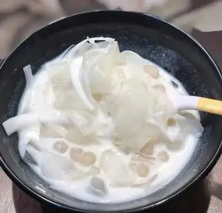 chè dừa dầm khoai dẻo  - 32.000 ₫ tại Chè Hồng Nhung - Lê Thị Hồng