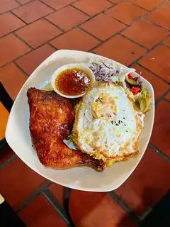 Hình ảnh Cơm gà góc tư sốt mắm tỏi - ốp la