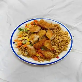 Hình ảnh Mì trộn nem chua rán