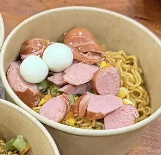 Hình ảnh Mì trộn indo xúc xích