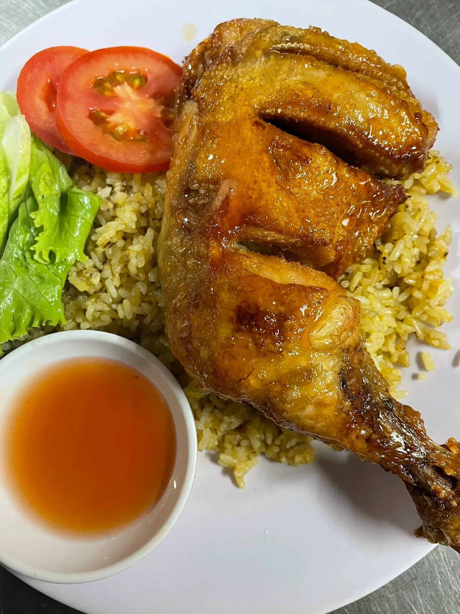 Hình ảnh Cơm gà xối mỡ góc tư lớn 