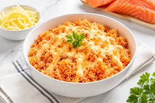 Hình ảnh CƠM CÁ HỒI NƯỚNG PHỦ PHÔ MAI