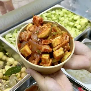Hình ảnh Chân Gà Sốt Thái mix Sứa