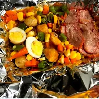 Hình ảnh Mì trộn indomie đầy đủ
